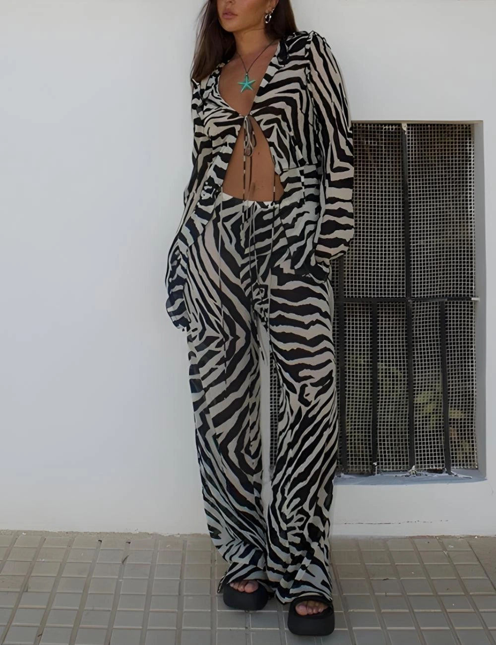 Conjunto Zebra Chic: Blusa con Lazos y Pantalones, ¡Atrévete a Deslumbrar!